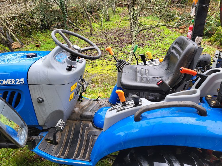 Trator New Holland com tracção