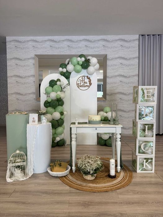 Mobiliário, dispositivos e artigos de decoração de festas