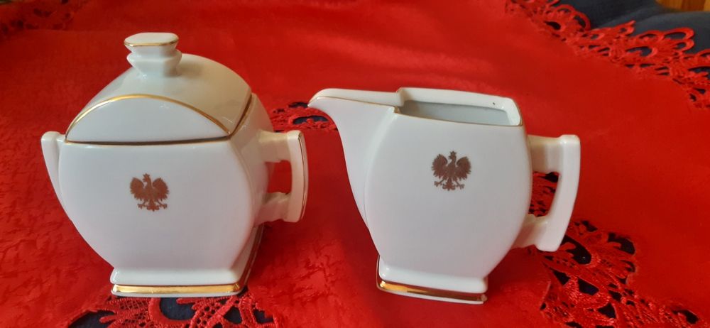 Ćmielów porcelana zdobiona motywem z Orzełkiem