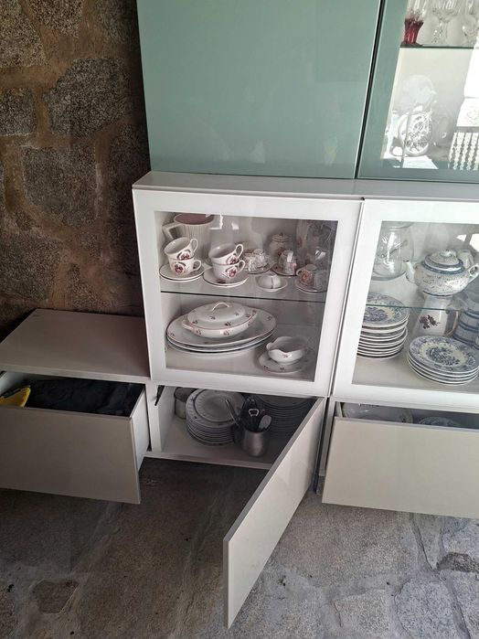 Móvel de sala com cristaleira ikea