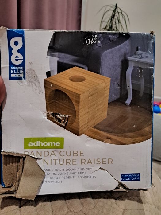 Panda Cube Furniture Raiser — спеціальні підставки для меблів від компанії Gordon Ellis (також відомі під брендом Bamberry)
