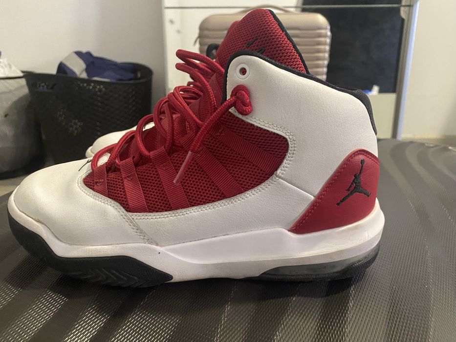 Air Jordan max aura vermelho e branco