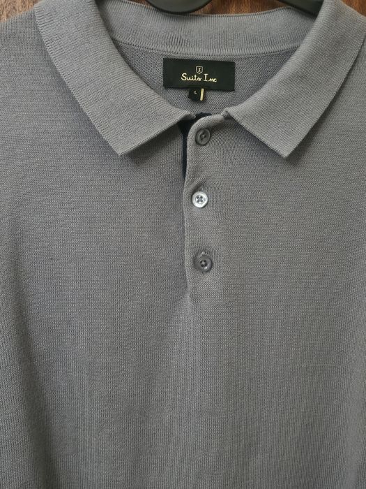 Polo de malha, de manga comprida.