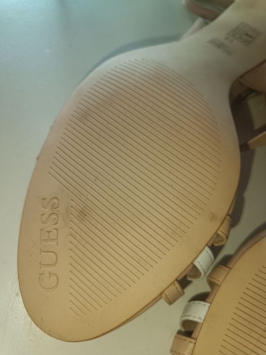 Sandálias elegantes Guess