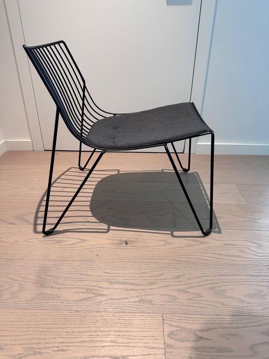 Conjunto de design: poltronas e mesa auxiliar