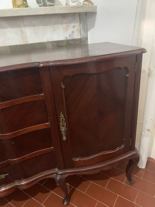 Louceiro antigo de cor castanho