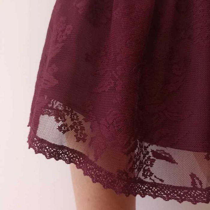 Vestido com renda bordo