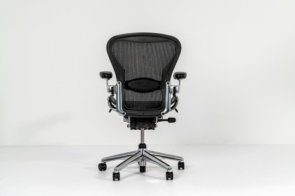 Cadeira Herman Miller- Aeron executive- estrutura polida