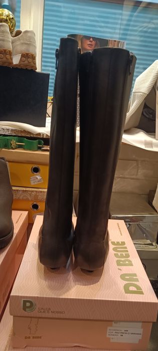 Botas em pele bicudas