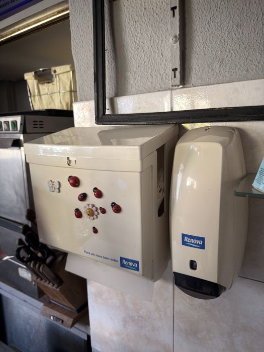 2 dispensadores de sabonete e 3 de papel