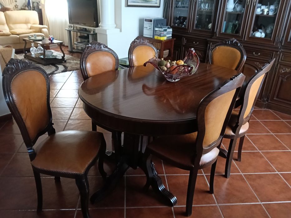 Mobilia de Jantar, cristaleira, mesa e 8 cadeiras
