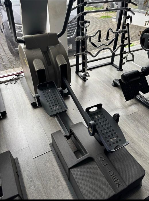 2 elípticas TechnoGym- Ginásio