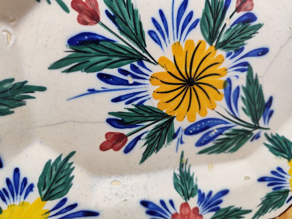 Travessa antiga em faiança pintada à mão 32x26cm flores
