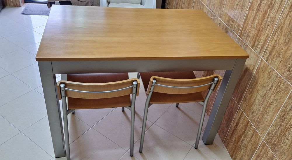 Mesa de cozinha e duas cadeiras