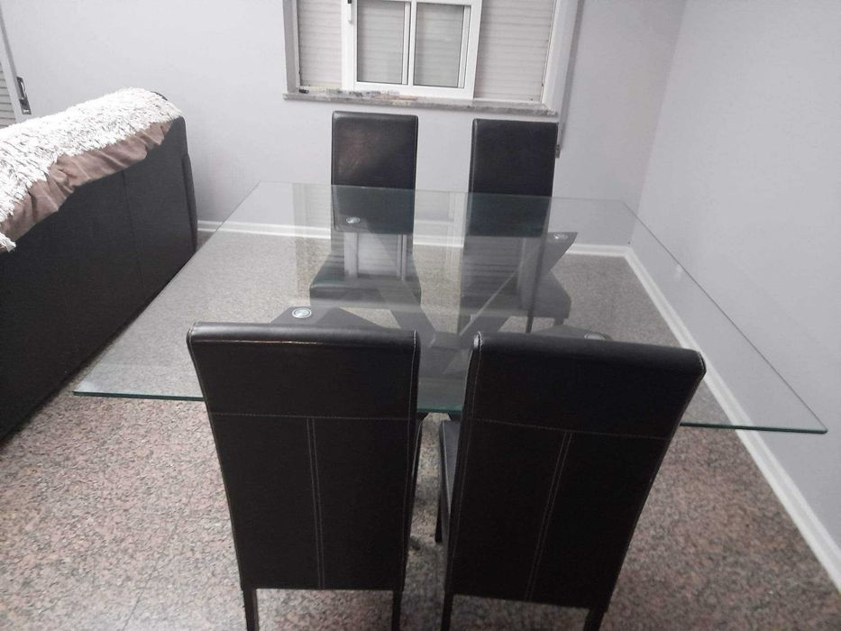 Mesa de sala com 4 cadeiraa