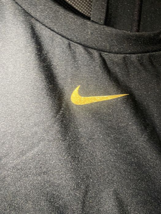 Top feminino preto de desporto Nike dri-fit L