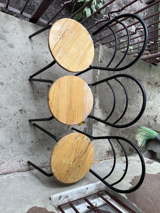 Ствльці металеві з деревяною сідушкую