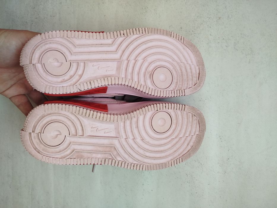 Оригінальні кросівки Nike Air Force в розмірі 37.5