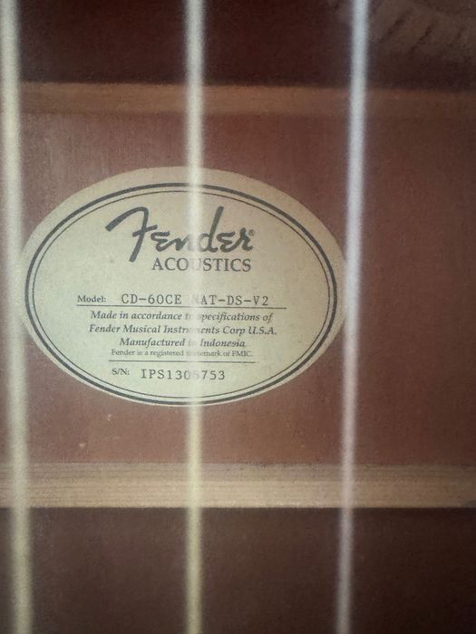 Fender CD-60CE com pouco uso e caixa