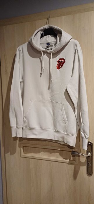 Biała bluza z kapturem z modnym nadrukiem