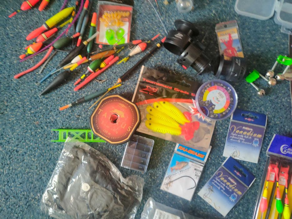 3 wędki plus 3 kołowrotki + dodatki