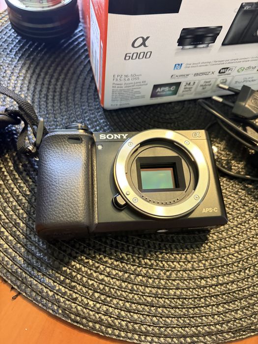 Aparat fotograficzny SONY a6000 niski przebieg APS-C.