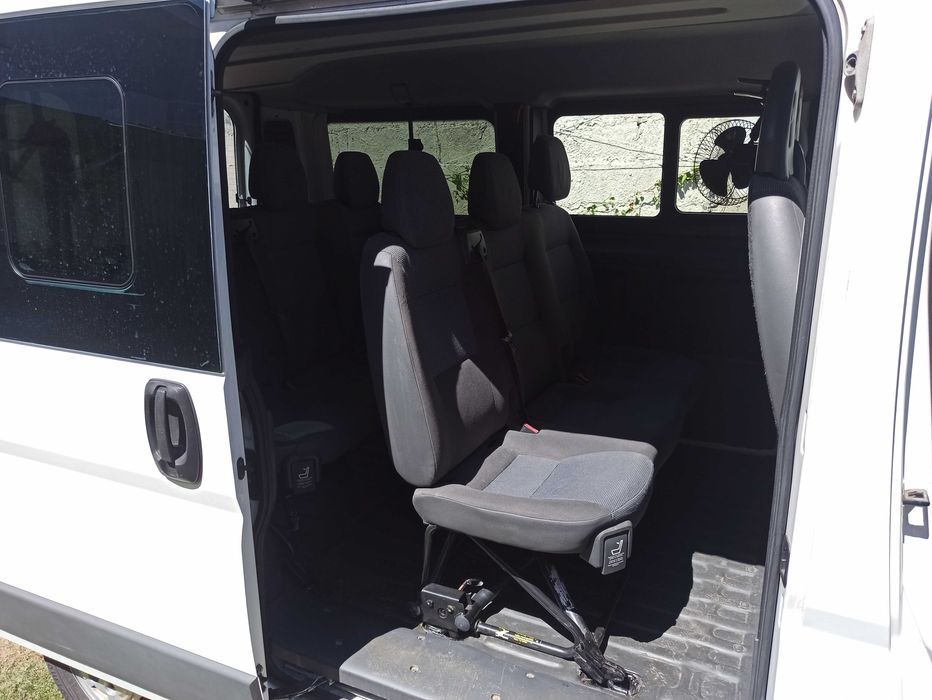 Wynajem busa 9 osobowego z laweta