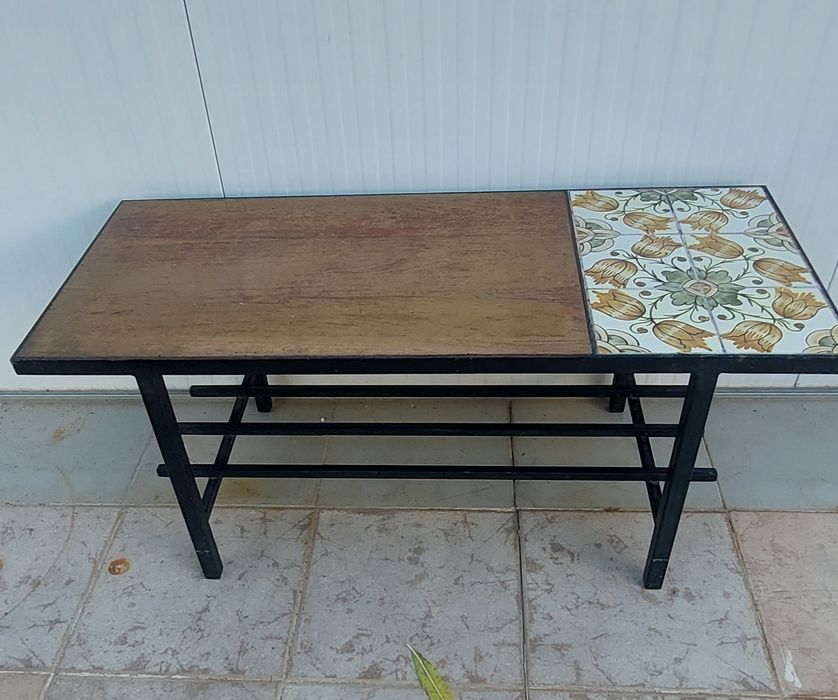 Mesa em ferro com tampo em azulejo e madeira