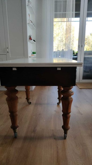 Stylowy, Rozkładany Stół na Ozdobnych Nogach z Kółkami – Vintage/Retro