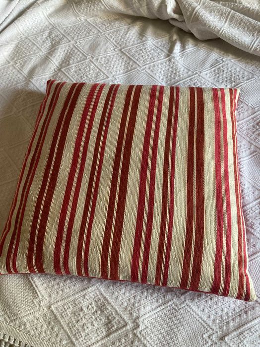 Cortinados compridos do gato preto e almofadas