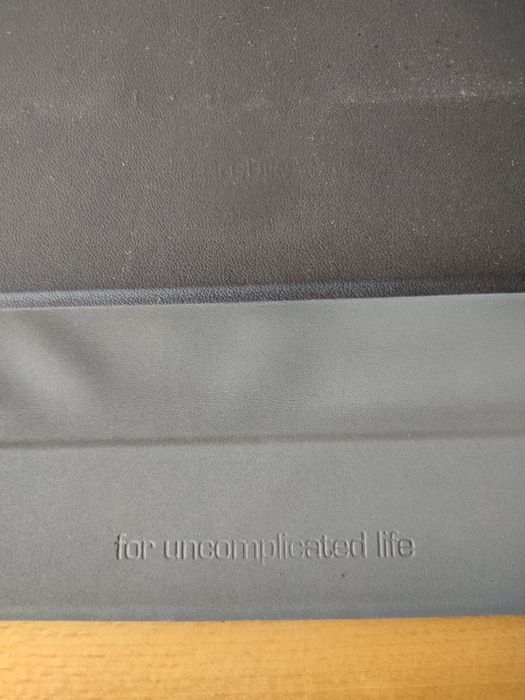 Teclado de tablet "Goodis" usado.