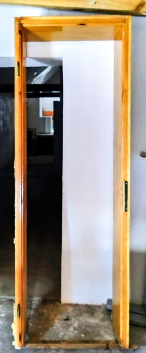 Drewniane solidne drzwi wewnętrzne z ościeżnicami