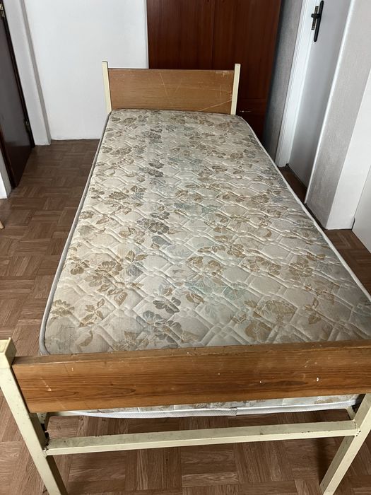 Vendo cama com colchao usado