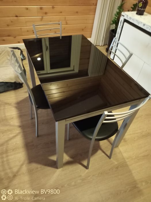 Mesa de sala em vidro e cadeiras