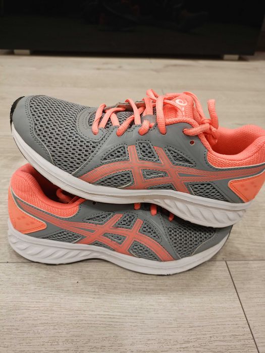 Sportowe buty damskie.