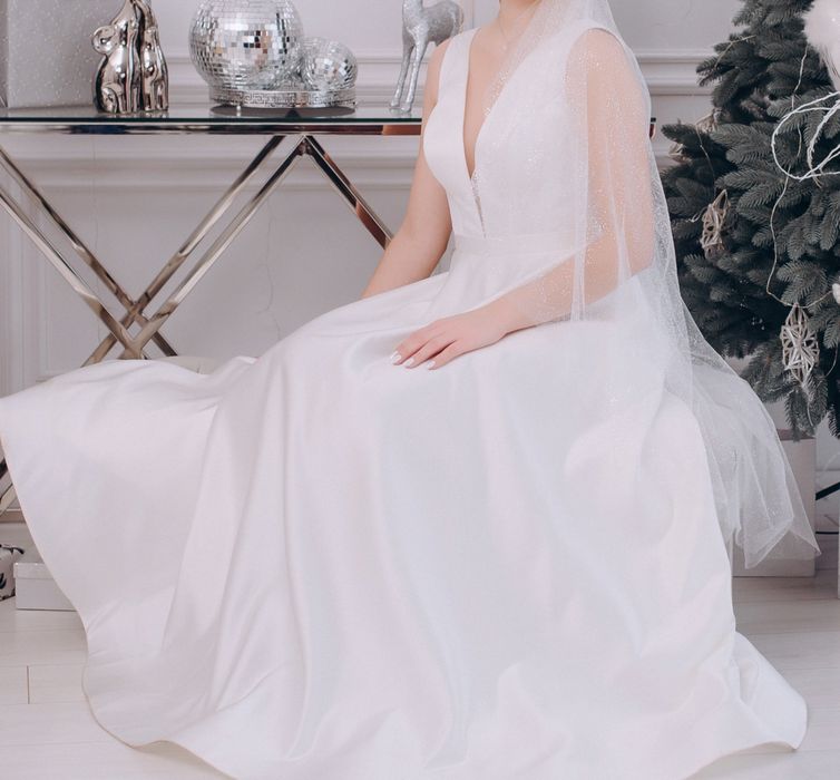 Весільна атласна сукня