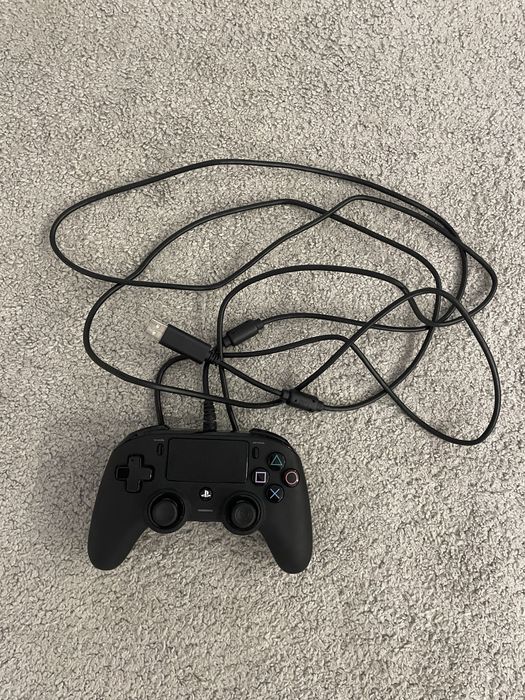 PS4 1TB + Comando