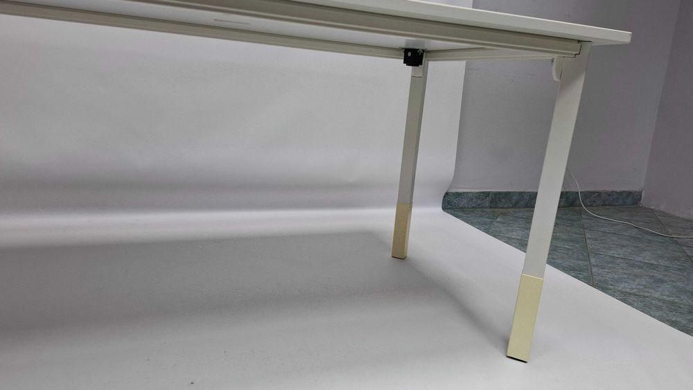 Biurko proste Kinnarps 160x80 białe z gniazdem elektrycznym
