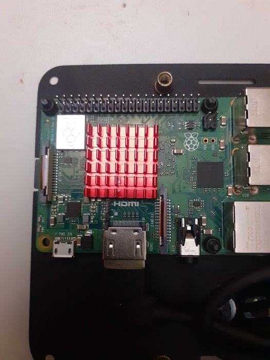 Пк Raspberry Pi 4 Model B. дисплей в корпусе.