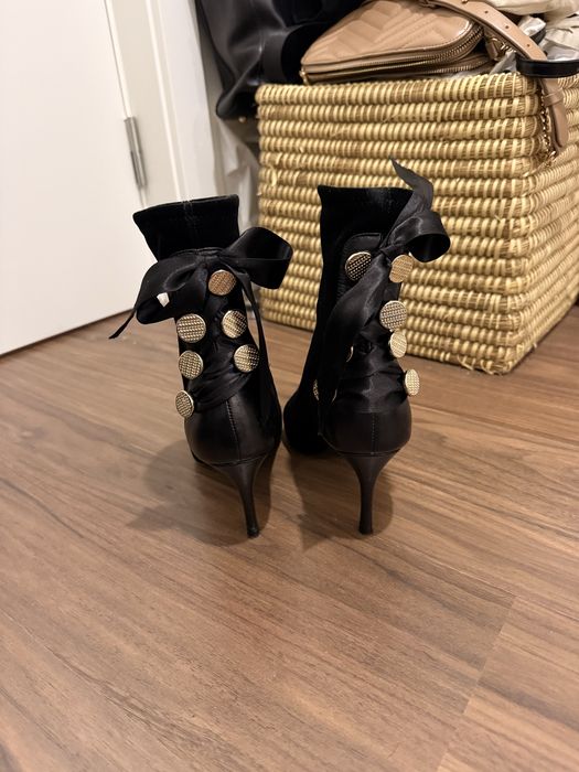 Botins pretos pele e veludo Marca Helsar