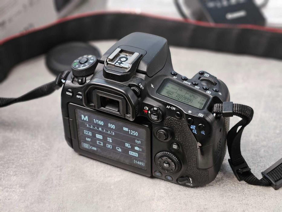 Професійний фотоапарат Canon 90D Також є обєктив 11-20 2.8 та 50mm 1.4