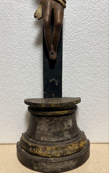 Antigo crucifixo de arte popular brasileira em madeira esculpida