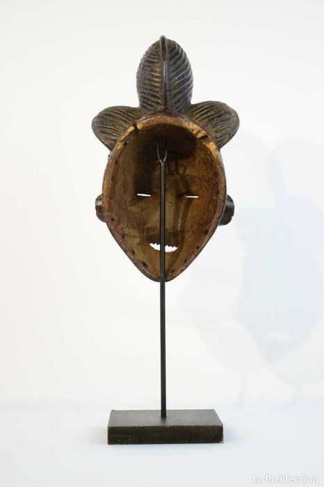 Máscara feminina Chokwe/Tshokwe Mwana Pwo em madeira
