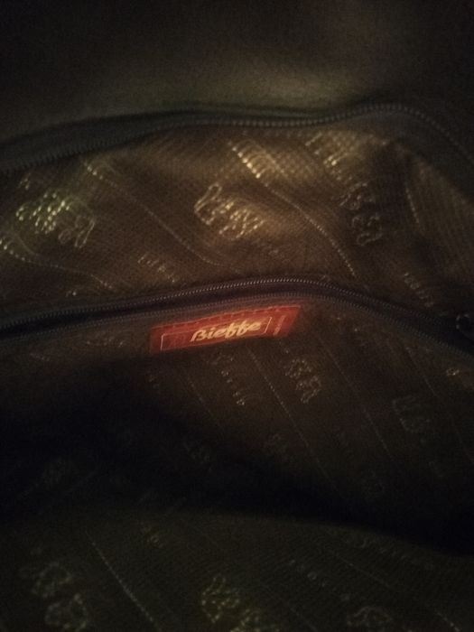 Czarna skórzana torebka