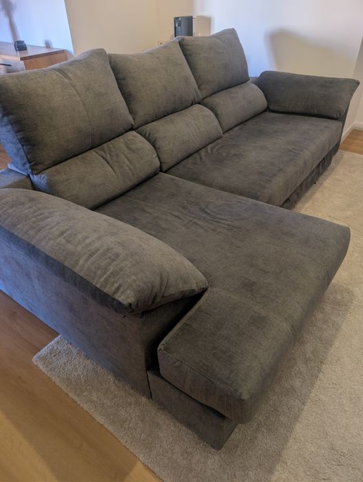 Sofá-cama com chaise longue em tecido cinza escuro