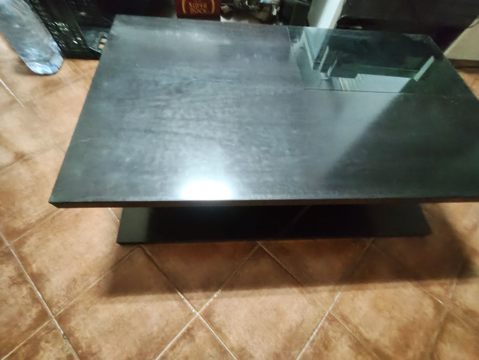 Mesa central de sala de estar e madeira maciça.