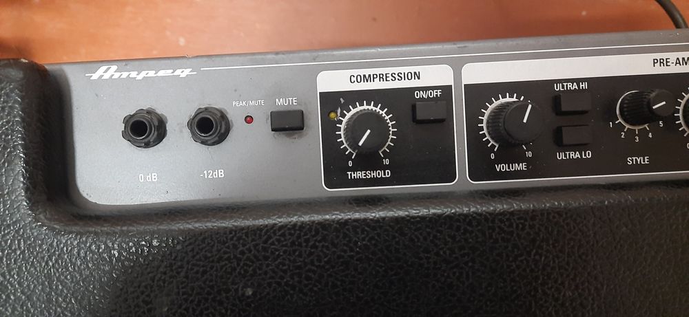 Басовий комбік Ampeg BA 300-115
