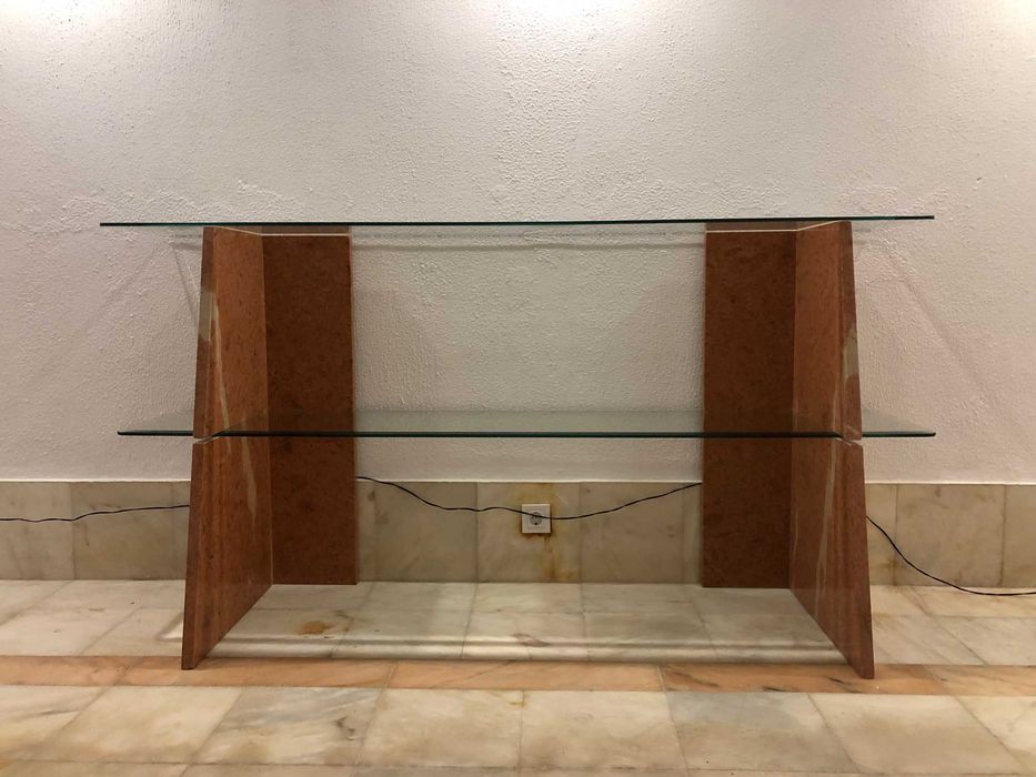 Estante em mármore cor de tijolo ou castanho com prateleiras em vidro