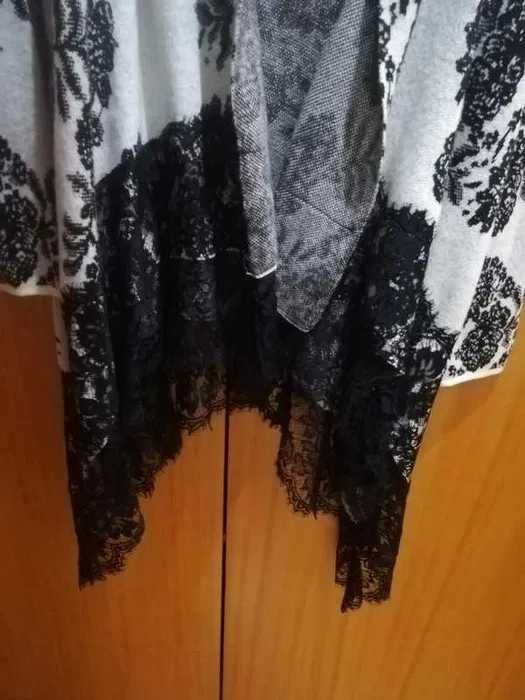 casaco branco com flores e renda preta