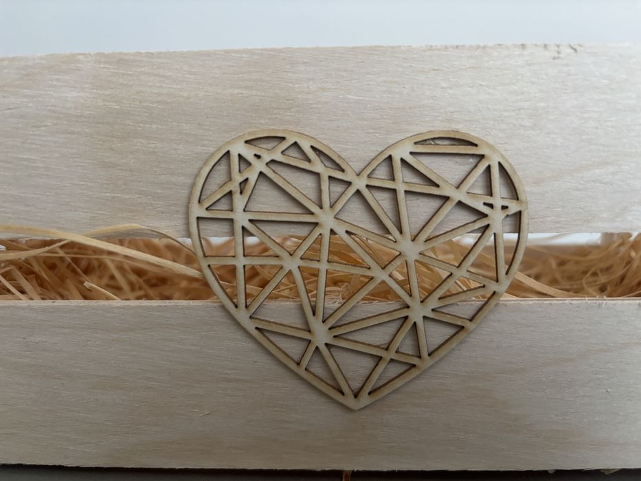 Pudełko drewniane z srecem na srodku